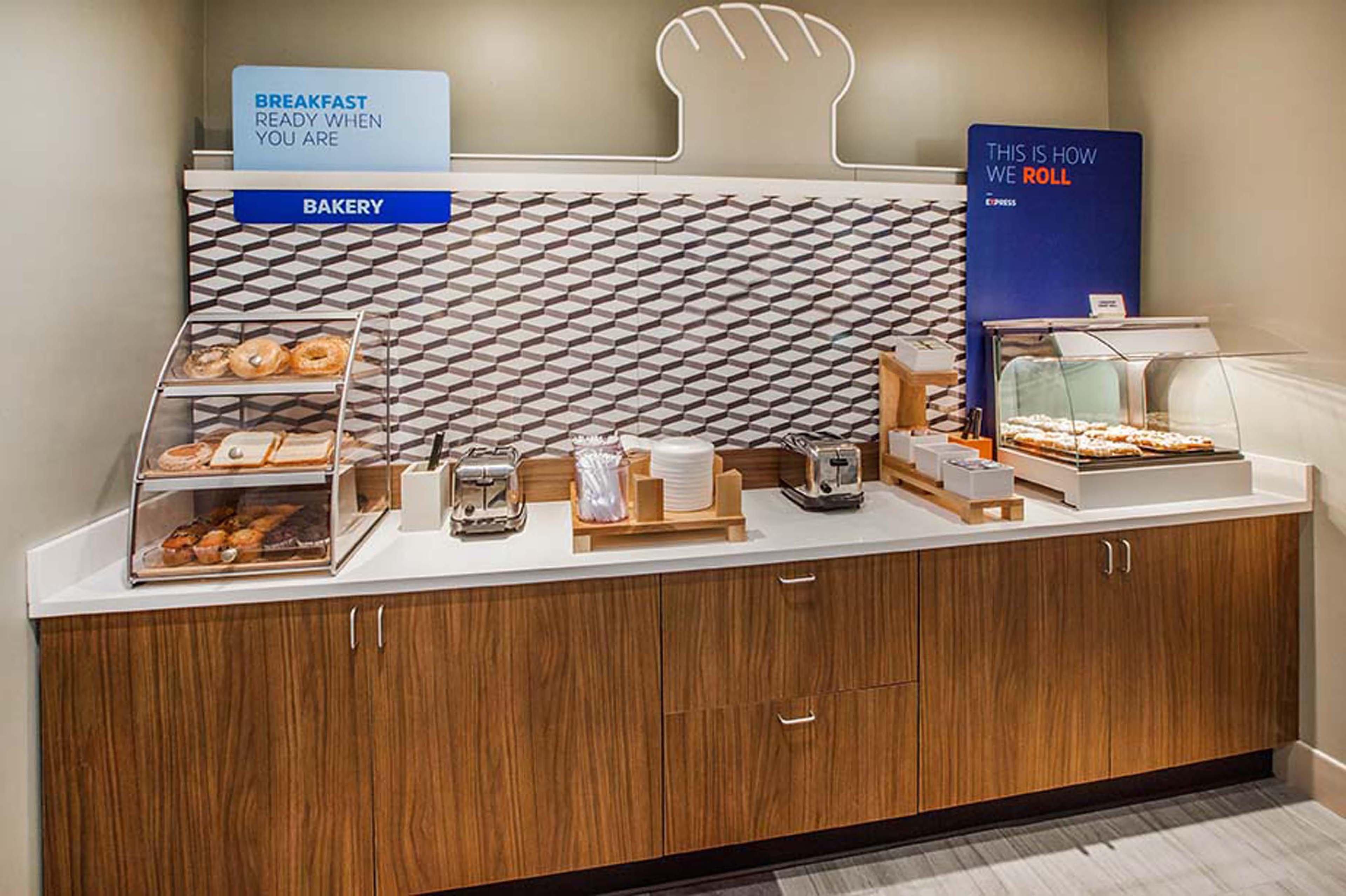 Holiday Inn Express & Suites - Madison By Ihg Exteriör bild